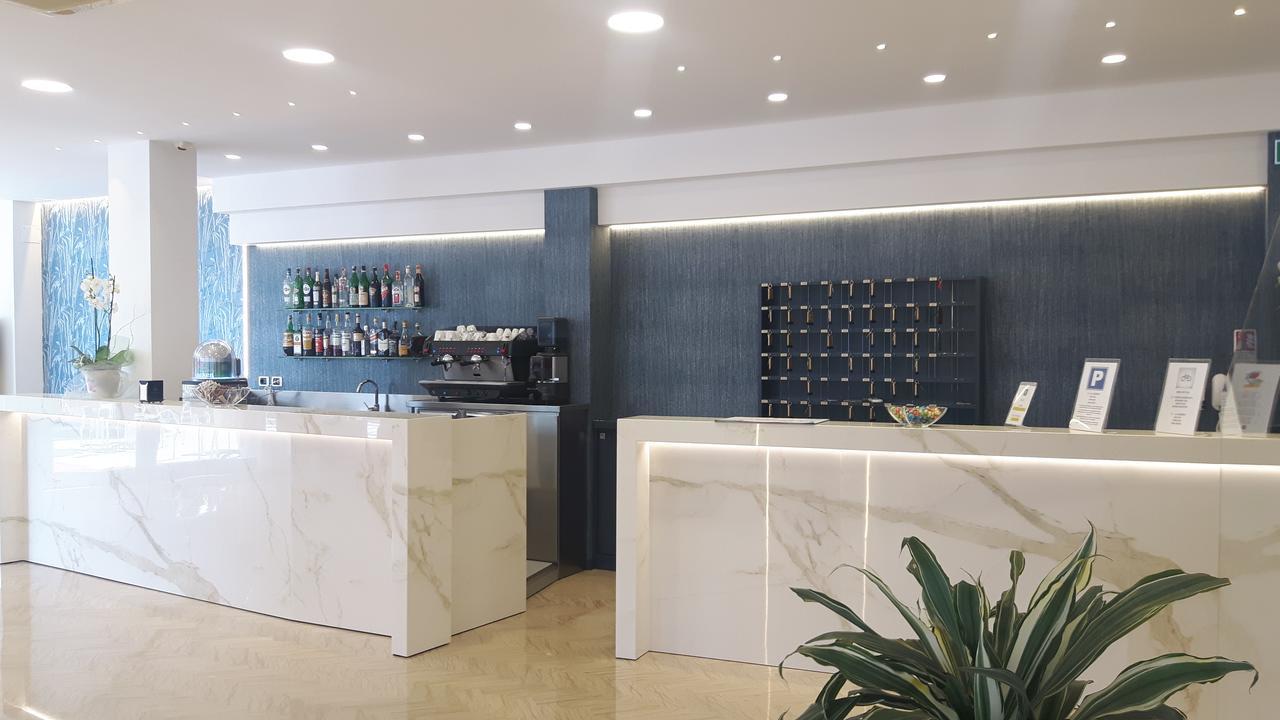 Hotel Grifone Rimini Exterior photo