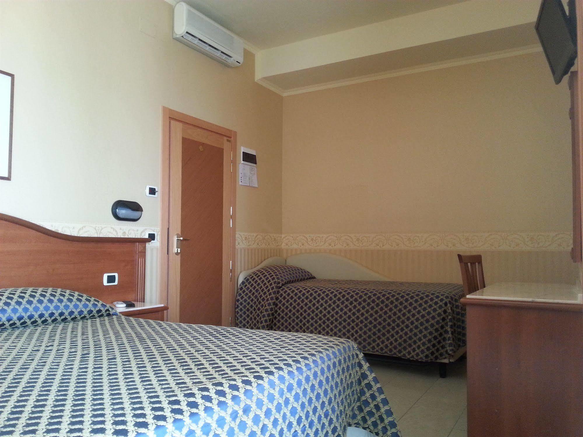 Hotel Grifone Rimini Exterior photo