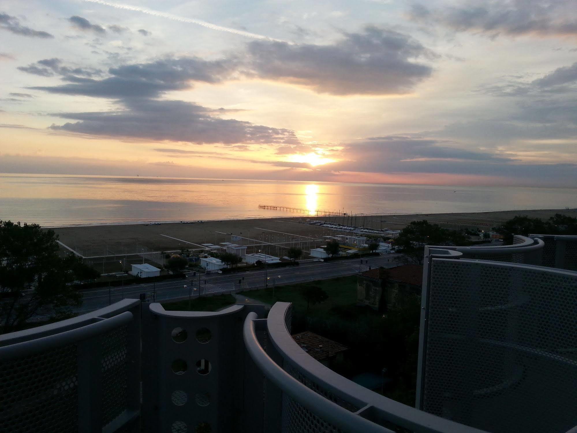 Hotel Grifone Rimini Exterior photo